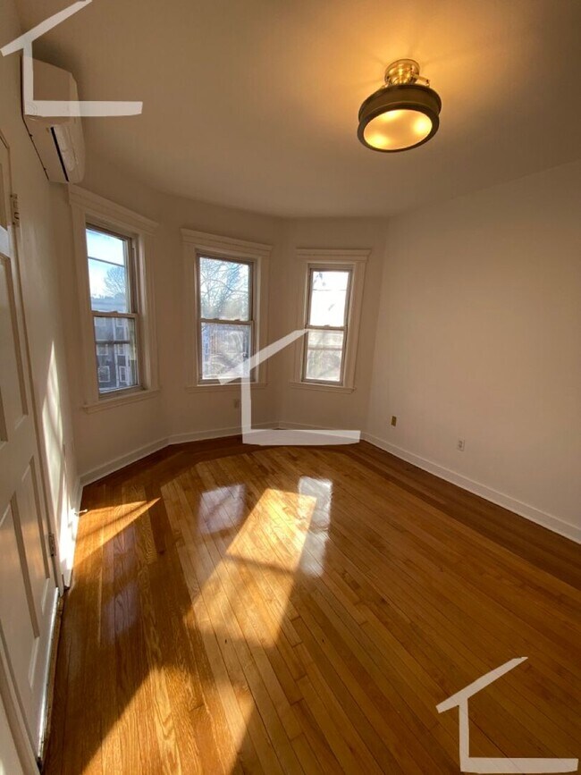 Building Photo - HOT CAMBRIDGE LISTING!!!!!