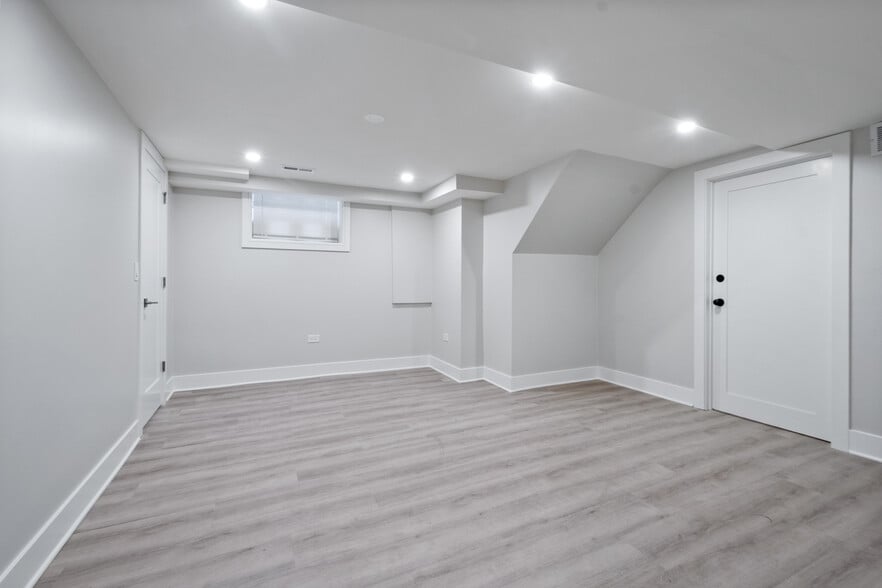 Building Photo - 2600 W Morse Ave