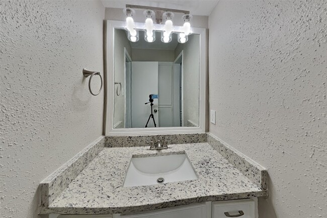 Building Photo - 6807 River Ml Dr