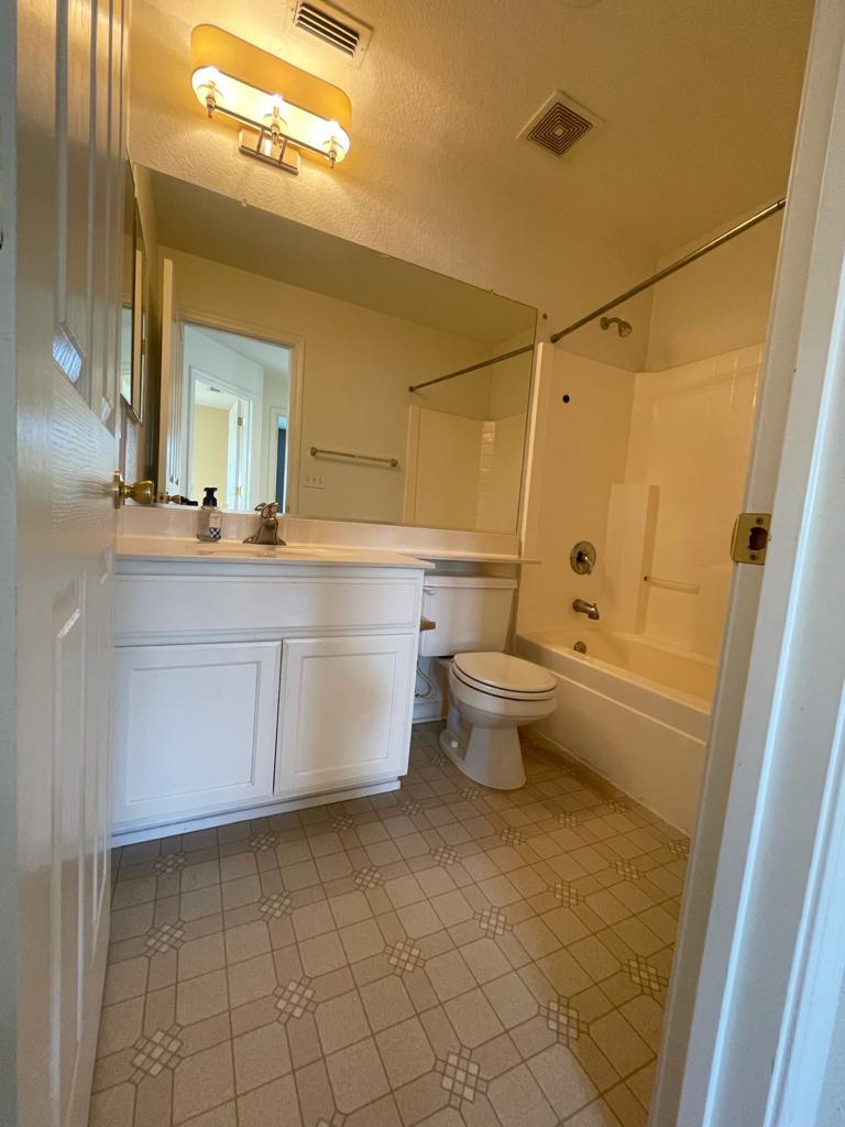Building Photo - 21 Anjou Cir