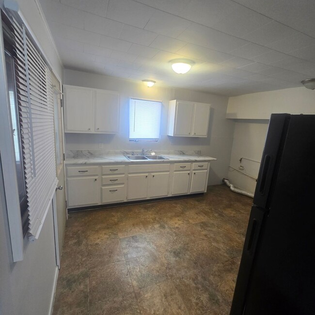 Building Photo - 706/708 E Division St.