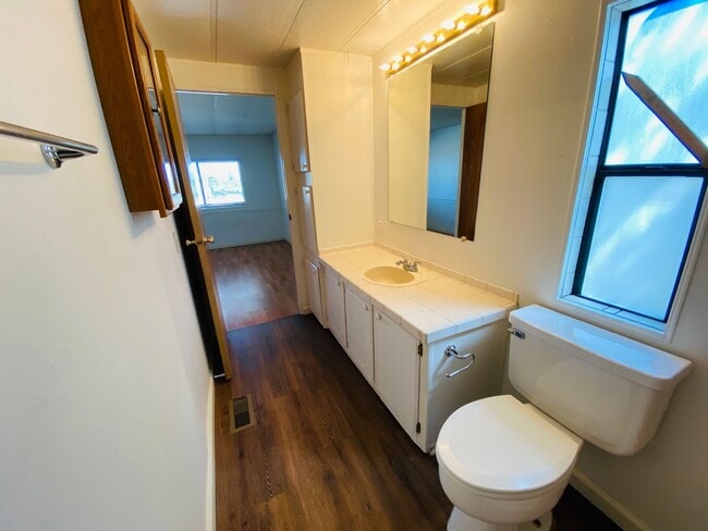 Building Photo - Cute Country Home on 1 Acre!