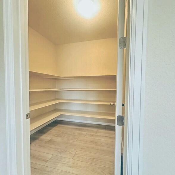 Building Photo - 9233 Englemann Ct