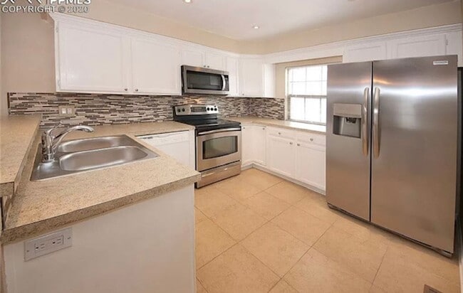 Building Photo - Three Bedroom Townhome with Pool