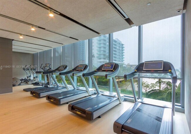 Building Photo - 460 NE 28th St