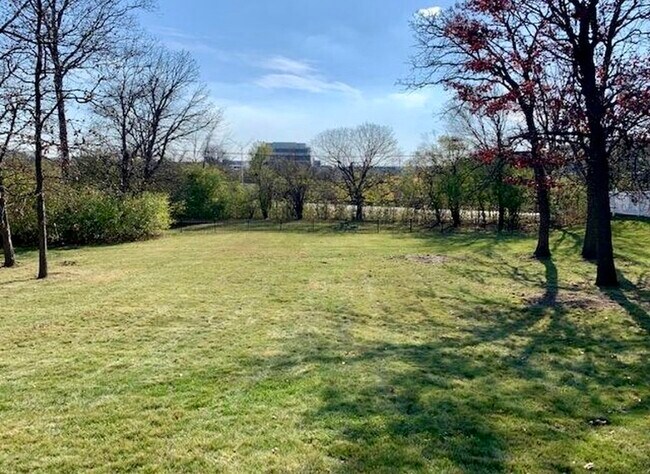 Building Photo - 11 Woodridge Dr