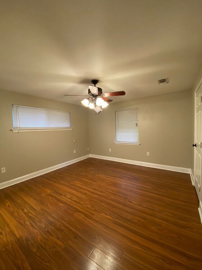 Building Photo - 3 BR 2 BA ALGIERS GEM - WON'T LAST LONG!!