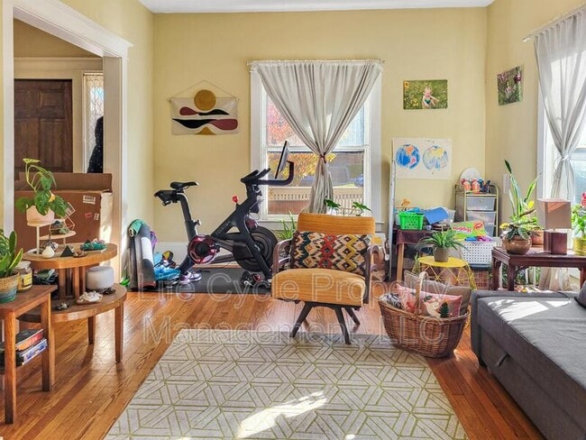 Building Photo - 631 Paris Ave SE