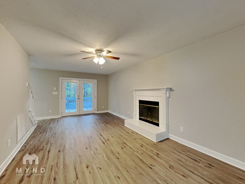 Building Photo - 8101 Round Oak Rd