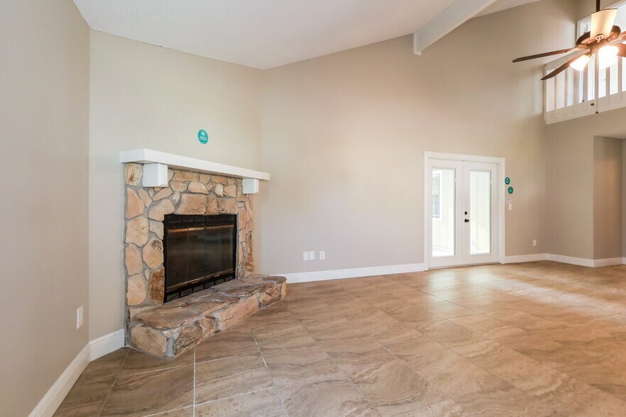 Building Photo - 6145 Island Forest Dr