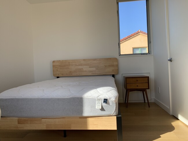 Full size bed - 838 25th St