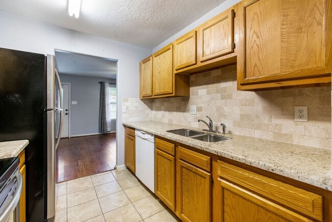 Building Photo - 10629 Royal Cavins Dr