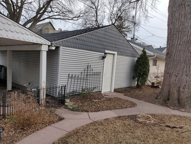 Building Photo - Historic eastside townhome