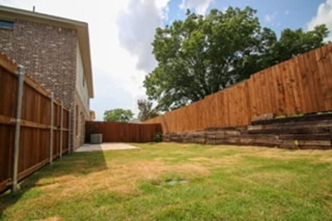 Building Photo - 809-811 Jameson St.