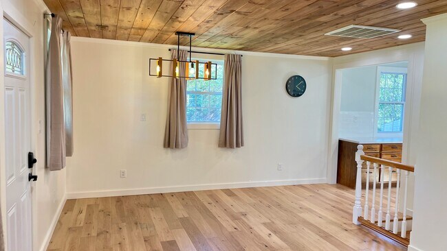 Building Photo - 820 Goldfinch Ave