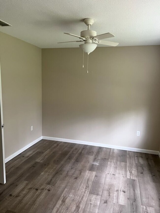 Building Photo - Three Bedroom Two 1/2 Bath condo in SW Hai...