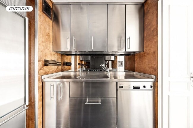 Building Photo - 40-44 E 61st St