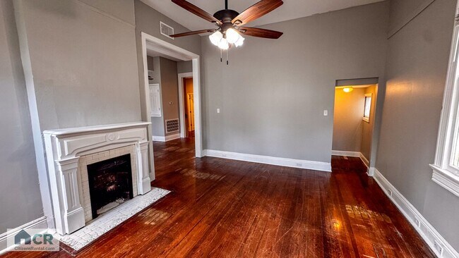 Building Photo - SPACIOUS 5Bed/3Bath just around the corner from Maple Street action! Text (727) 459-4141!