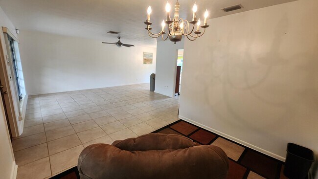 Building Photo - 225 E Ilex Dr