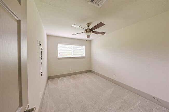 Building Photo - 20 N Timber Top Dr