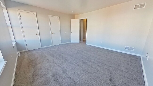 Building Photo - Comfortable & Easy Townhouse Living