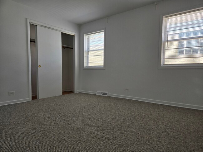 Building Photo - 6039 N Artesian Ave