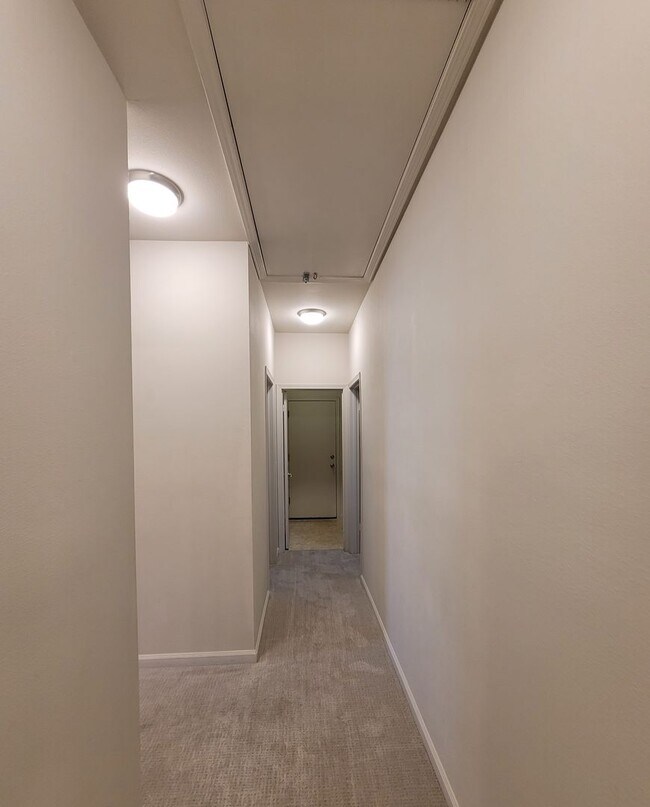 Building Photo - 1095 Crescent Dr