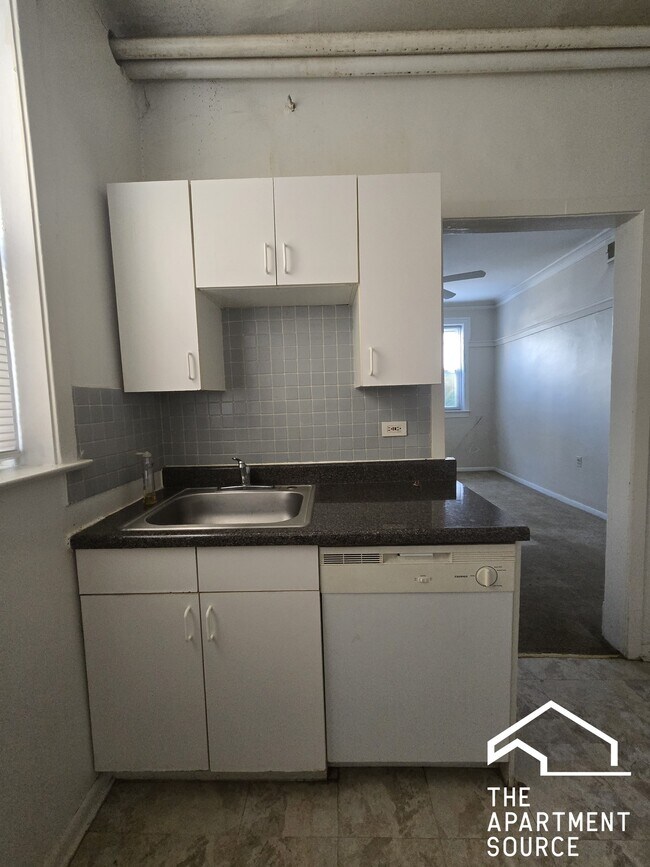 Building Photo - 1961 W Foster Ave