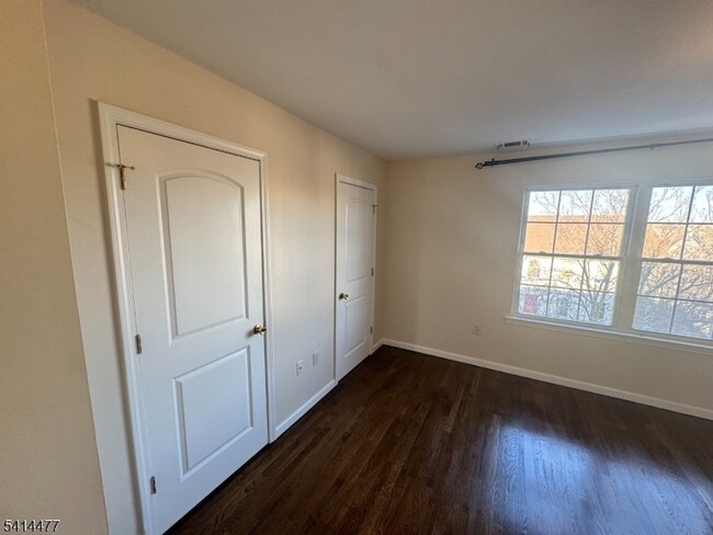 Building Photo - 83 Broadway