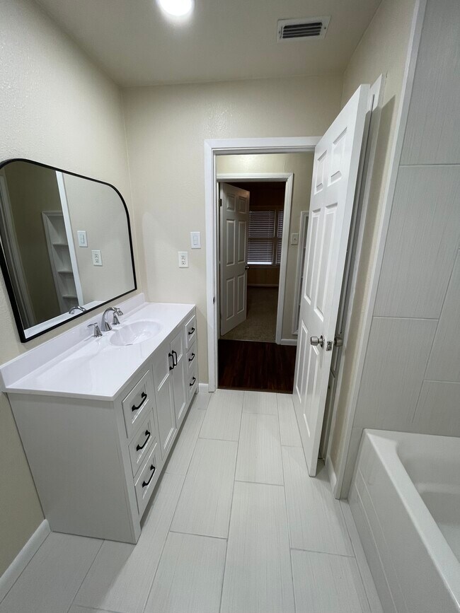 Building Photo - 5905 Hugo Dr