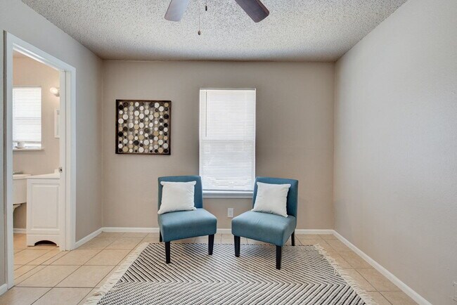 Building Photo - South Side 1 Bedroom - Move in Special!