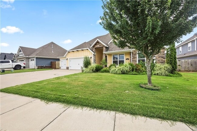 Building Photo - 1041 Silver Maple St
