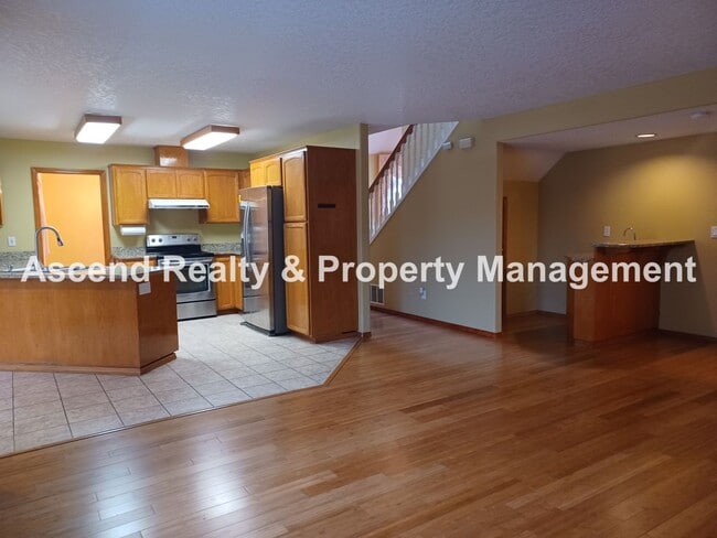 Building Photo - Troutdale 4 Bed Fenced Back 3 Car Garage Y...