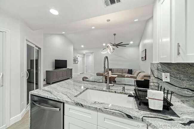 Building Photo - 6553 Via Regina