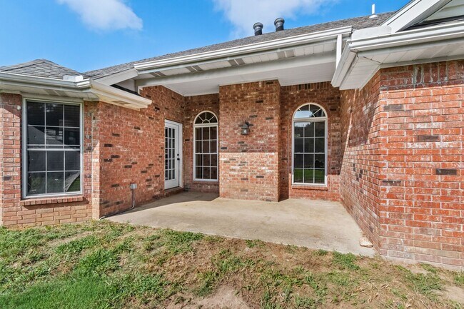 Building Photo - Bright & Beautiful 4 Bedroom Home with Fenced Yard and Modern Upgrades!
