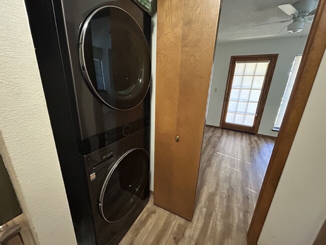 Building Photo - "Charming 2-Bed Townhouse Oasis with 2.5 Baths in Prime Las Vegas Location!"