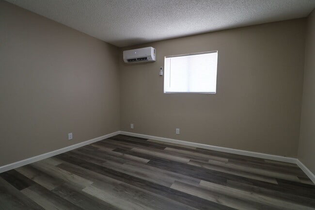 Building Photo - 442 W Moyer Ave