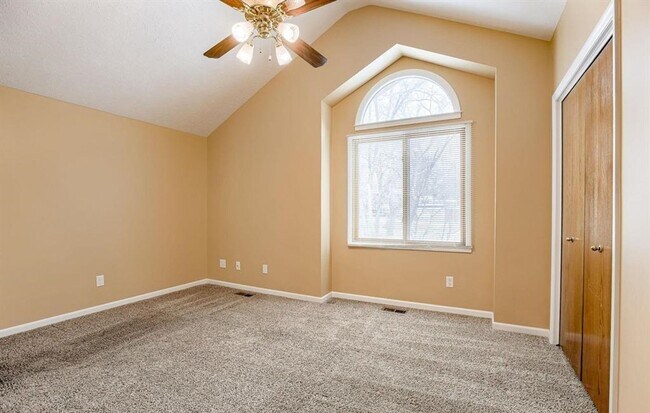 Building Photo - Townhome Available in Bellevue