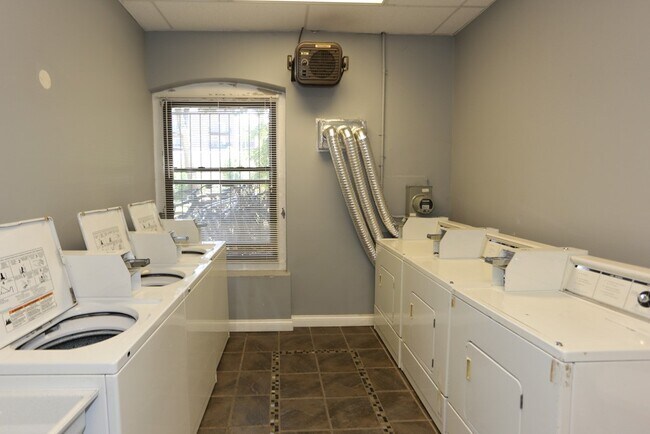 Building Photo - 640 W Barry Ave