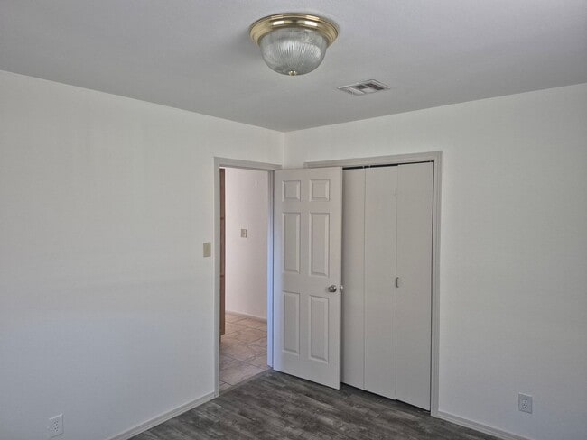 Building Photo - 4- Bedroom 1.5 bath home with over 1400sqft of living space!!