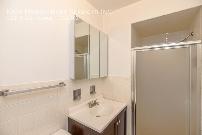 Building Photo - 1320 W Lunt Ave