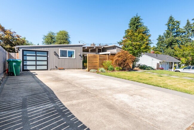 Building Photo - 4bd/1.75ba Shoreline Home