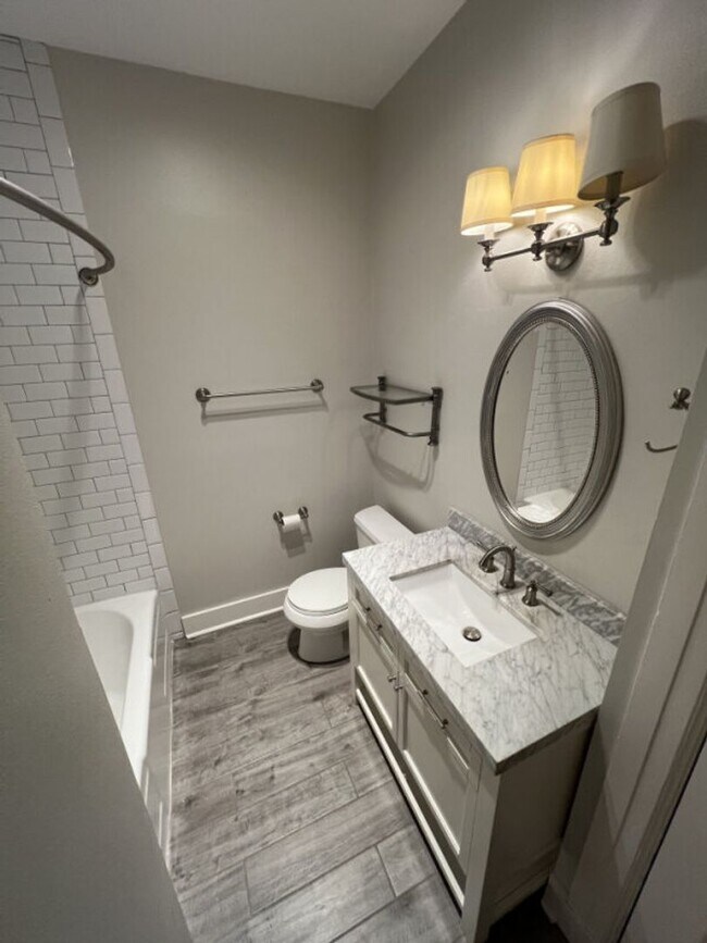 Building Photo - Charming 3 Bedroom Home Near LSU, University Lakes & Parade Routes!