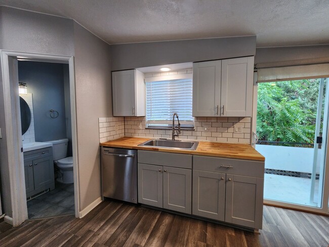 Building Photo - Remodeled 2 Bedroom in Lakewood! Great Loc...