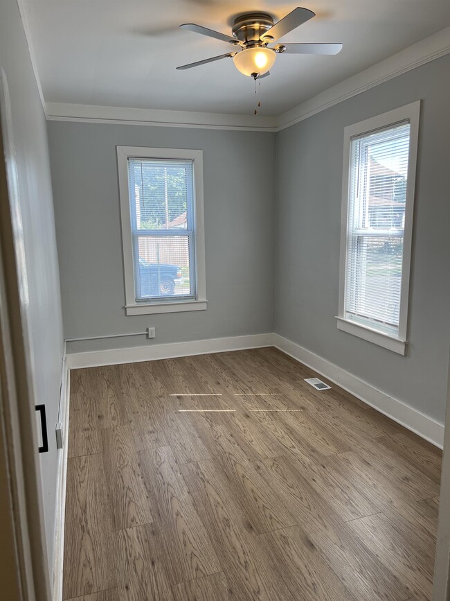 Building Photo - 124 Oak St