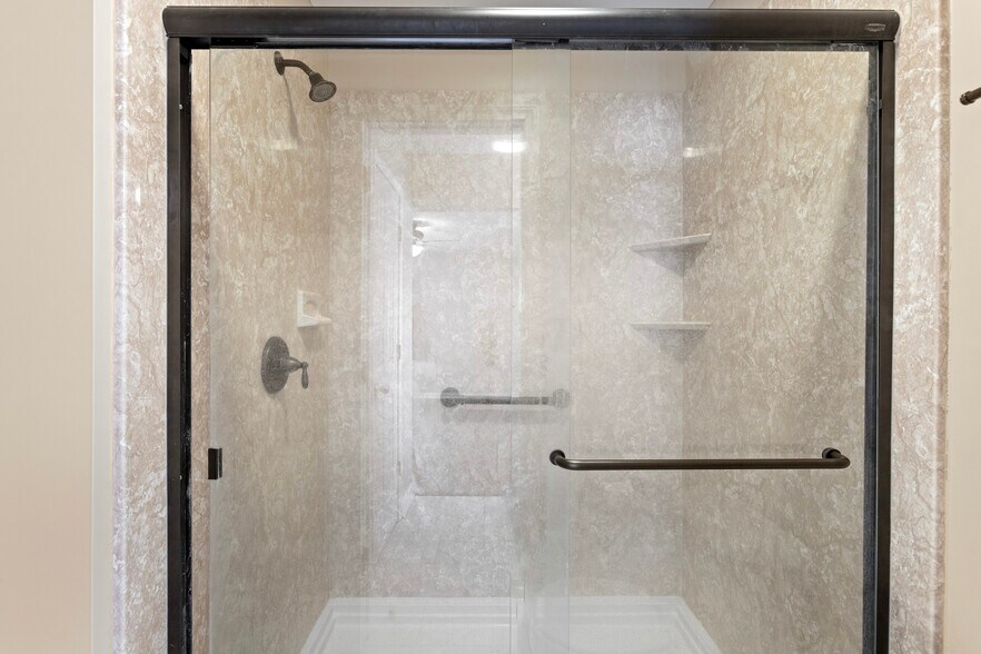 Primary Bath - 400 Kant Pl