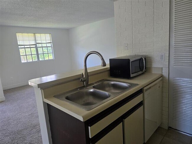 Building Photo - 1267 SW 46th Ave