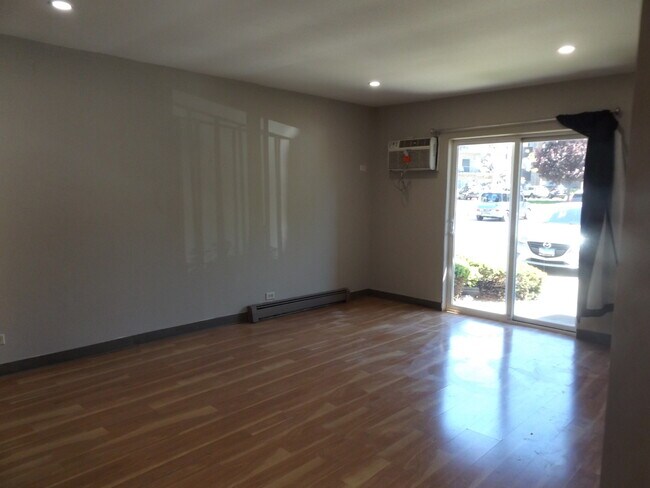 Building Photo - 710 W Huntington Commons Rd