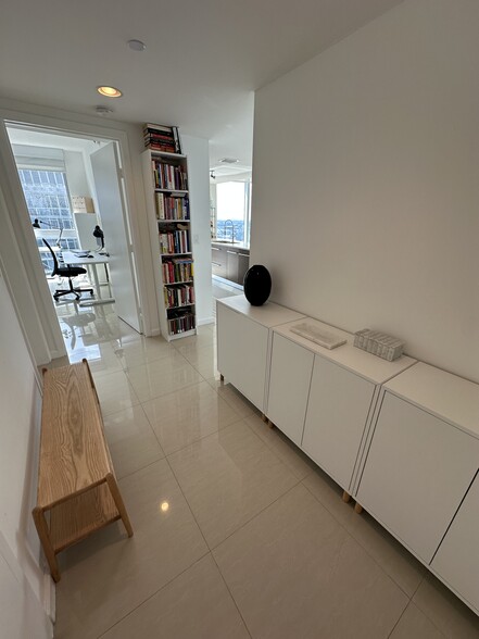 Building Photo - 475 Brickell Ave