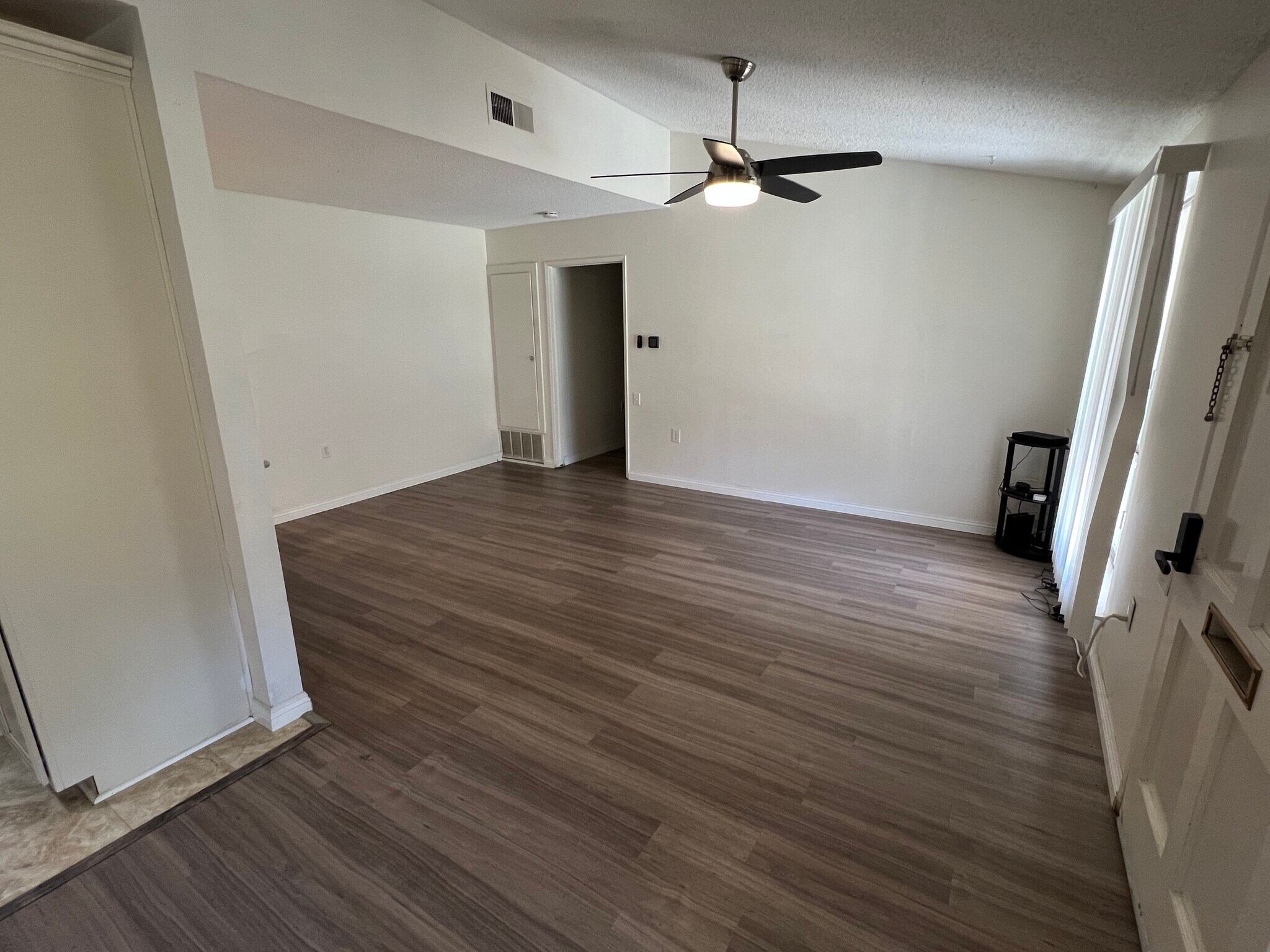 Family Room - 19156 Avenue of the Oaks
